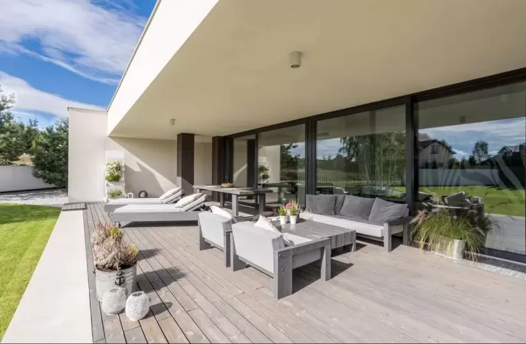 Fabrication d'une terrasse en bois à Porto-Vecchio